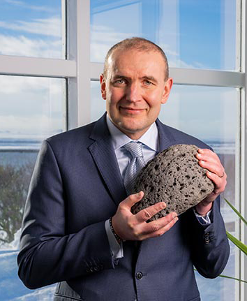 iceland-president-with-stone